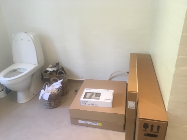 Samlet og monteret et badeværelsesmøbel med håndvask.