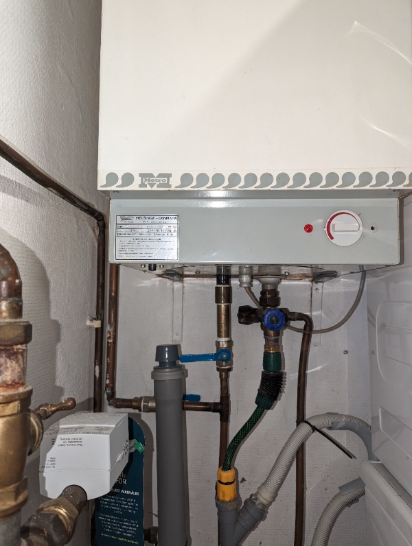 Vvs, nedtagning af lille vand varmer og vandhane og tilhørende loddede rør.