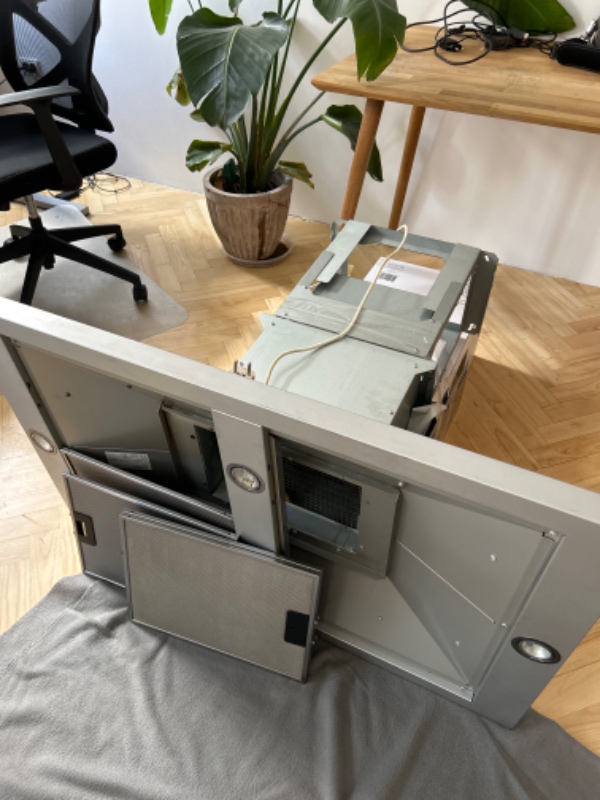 Nedtagning af gammel og Opsætning af ny frithængende emhætte uden aftræk