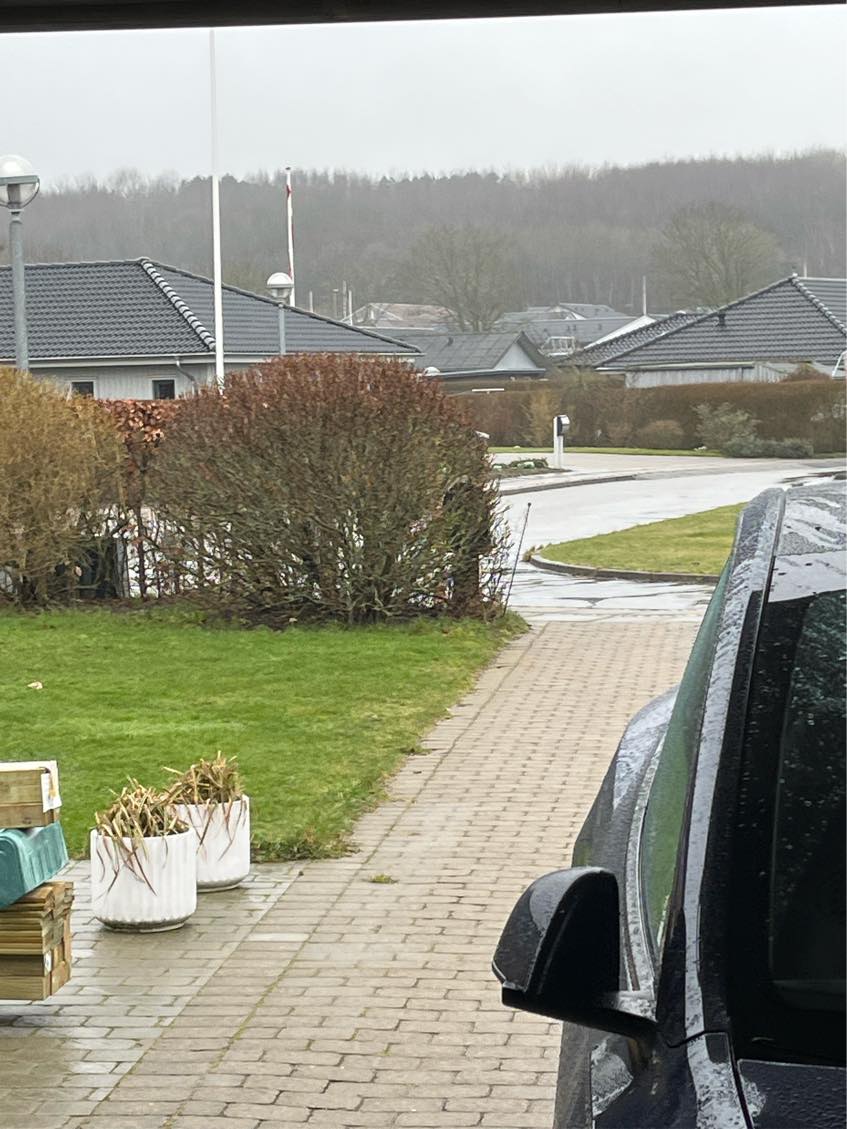 Kantet af ved fliser hele vejen rundt om huset.