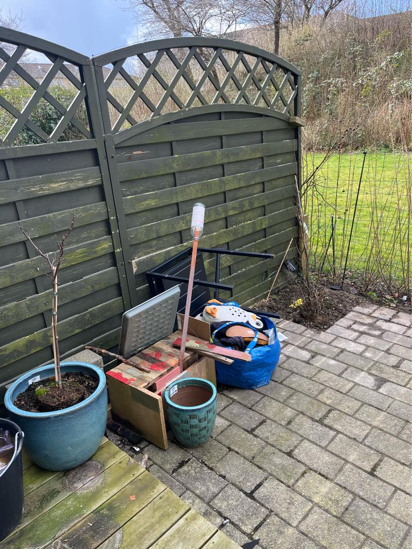 Bortkørsel af træterrasse, forskelligt affald samt optagning og bortkørsek af ca 20kvm stenterrasse