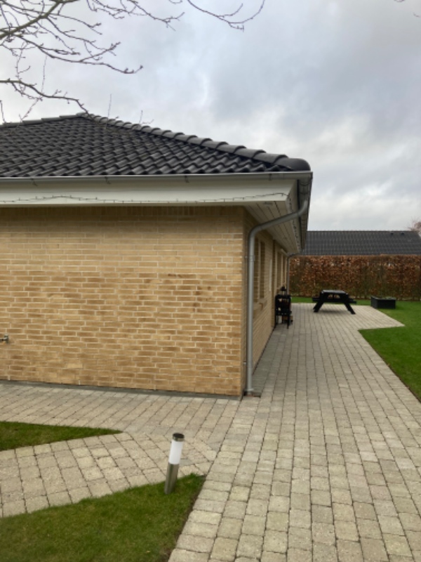 Opsætning af fuglegitter under tegl.