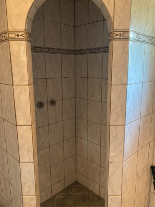 Pudsning af fliser på badeværelse + opsætning af klinker i badeværelse