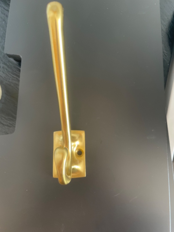 Samlet stol og kommode + hængt 3 knager op + hængt lampe op