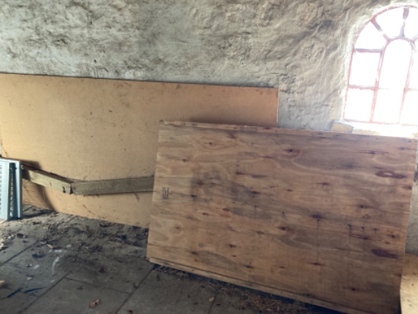 Hjælp til at tømme og køre ting fra en lade væk