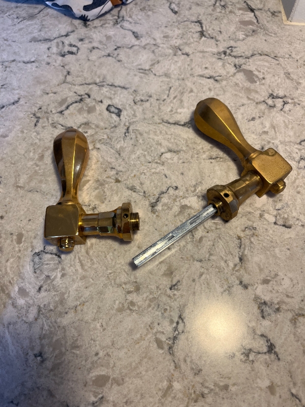 Genmontering af messing dørgreb hoveddør