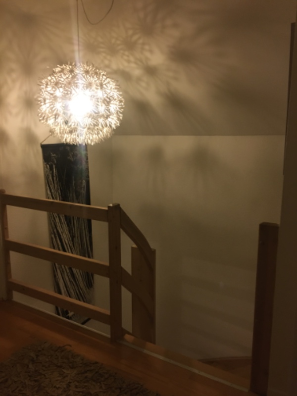Hængt lampe op over trappe