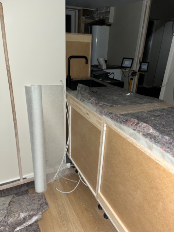 (Elektriker) Trukket ledning og Monteret en Evoline backflip i bordplade +