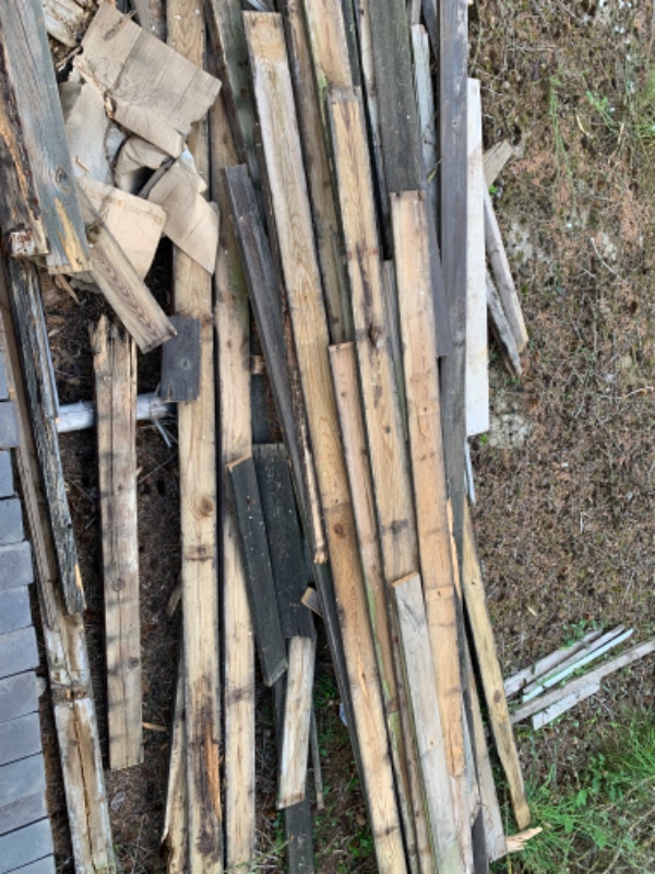 Afhent møbler, træ, højtalere og køre tagplader på lodser. Alt er på foto