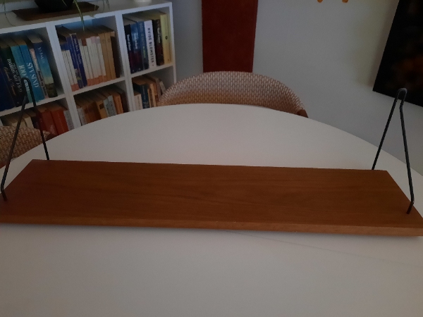 Opsætning af hylde. Der skal bores 2 huller i betonvægge.