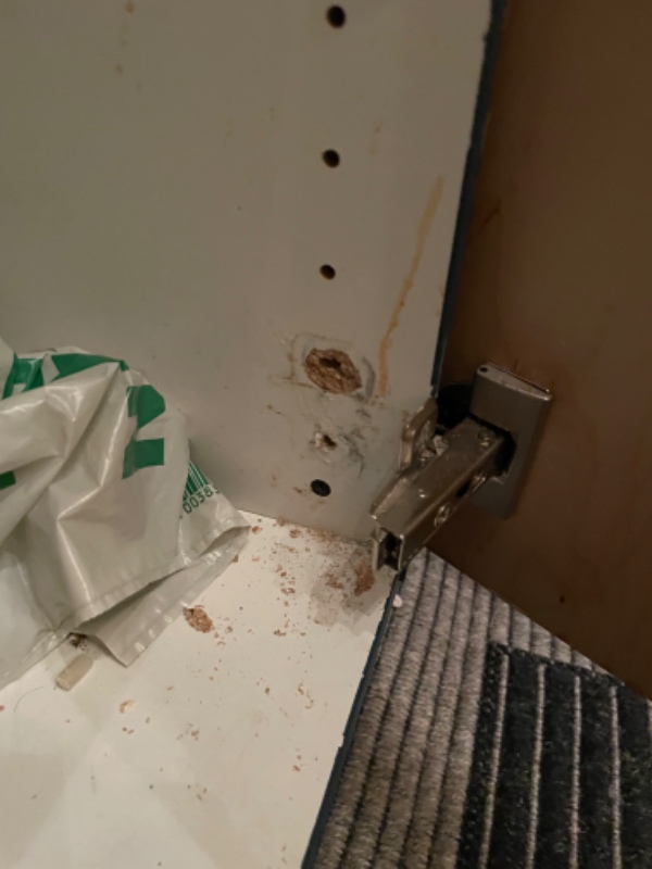 Sætte låge fast på køkkenskab