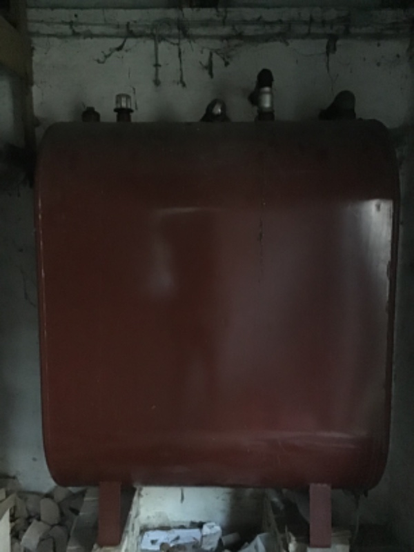 Olietank; 75x125x140. Ønskes tømt og fjernet. Den står i et skur.