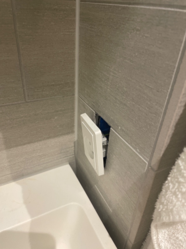 En stikkontakt der falder ud