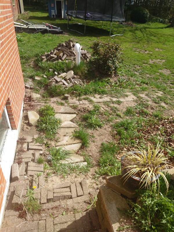 Fjerne terrasse. Fliser og mubrokker