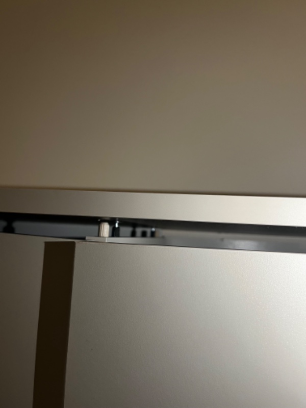 Opsætning af 2 loftslamper og afstivning af kommode så den kan holde til mere vægt