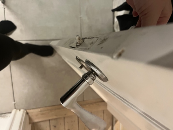 Skifte dørhåndtag i husets døre. Flere sidder løst og giver sig, når man tager i dem.