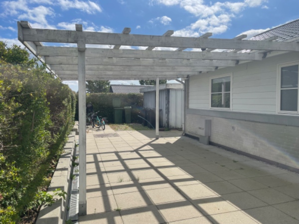 Slib, mal og nyt tag på pergola