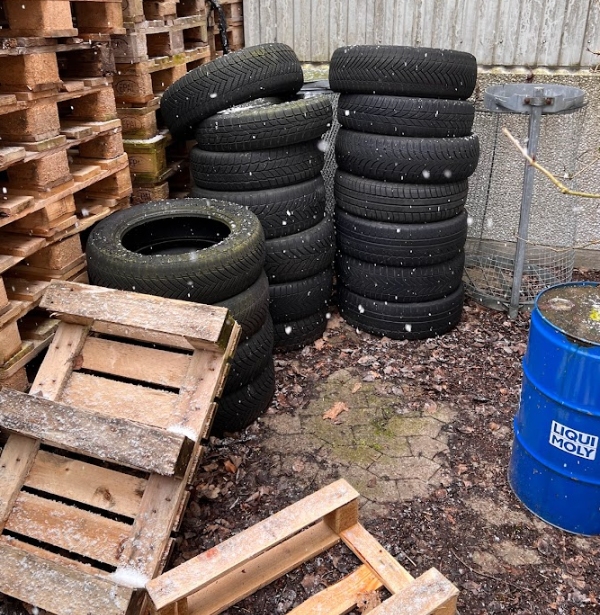 Skrald til container.