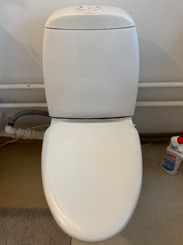 toilet løber og svagt skyl