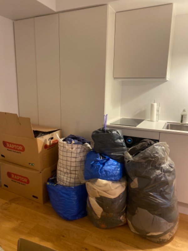 Hjælp til at flytte 4 flyttekasser, et bord, 4 plastik sække 3 etager ned til kælder. Tager ca 40min