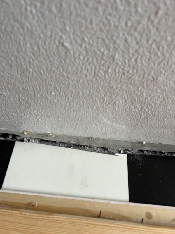 Sat fodlister på cement væg