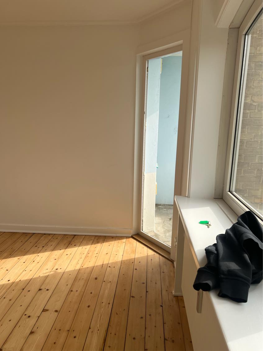 Ligge laminatgulv på entre og stue