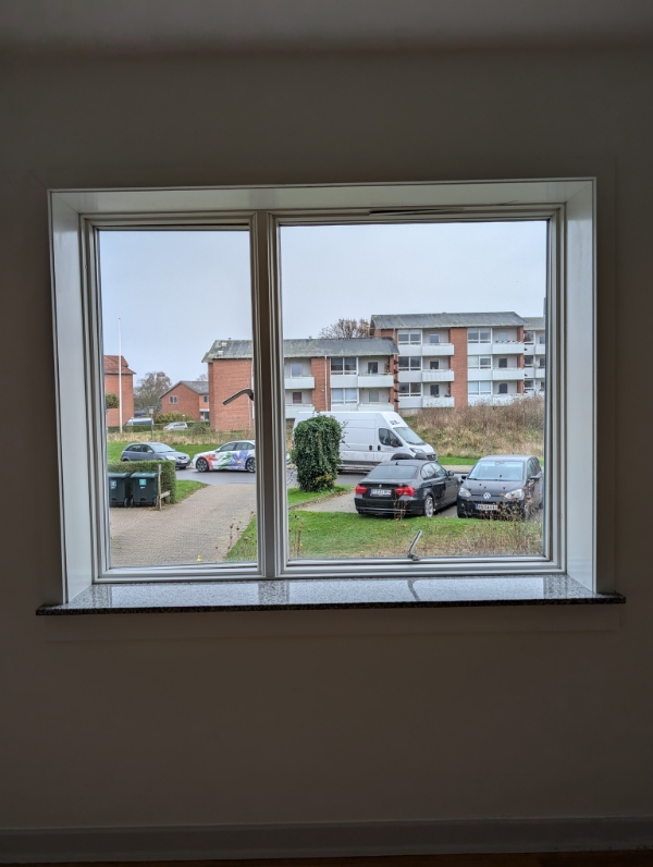 Install lampe og gardiner