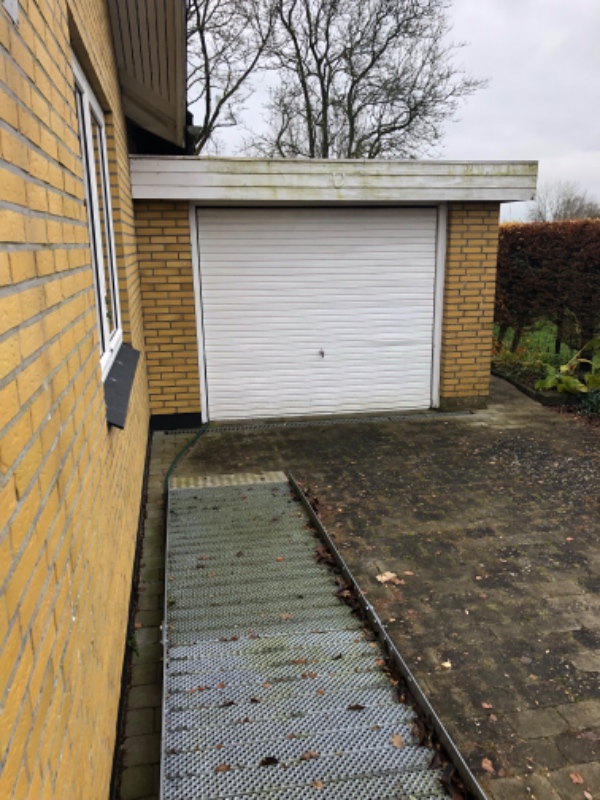 Reparation af garageport i træ, vindueskarm, opsætning af trælister, reparation af stikkontakter