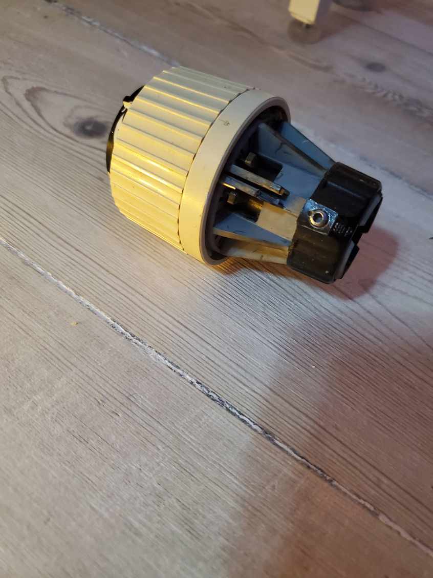 Få indkøbt og udskiftet termostat til radiator, som ikke kan slukke for varmen pt.