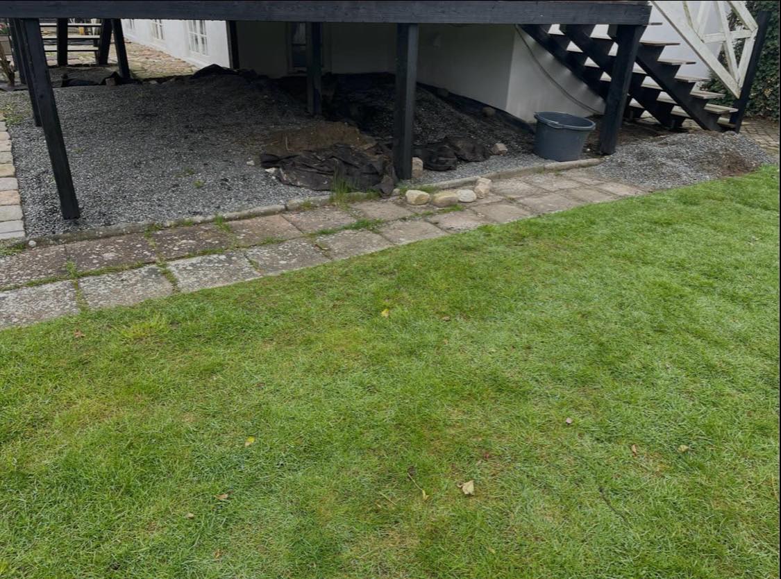 Fjerne 5-6 cm grus/jord under højterrasse inkl. bortskaffelse. Yderligere ca 5m3 skal bortskaffes