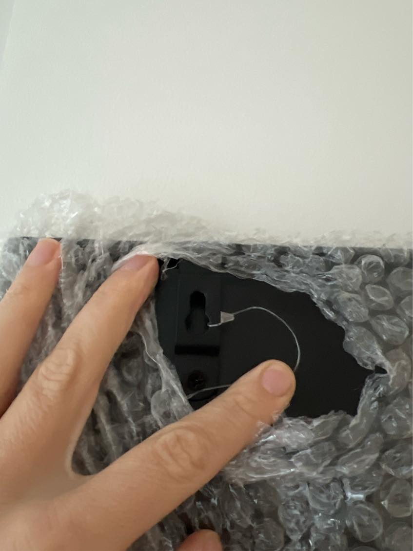 Ophæng af 20 kg  spejl i porebetonvæg