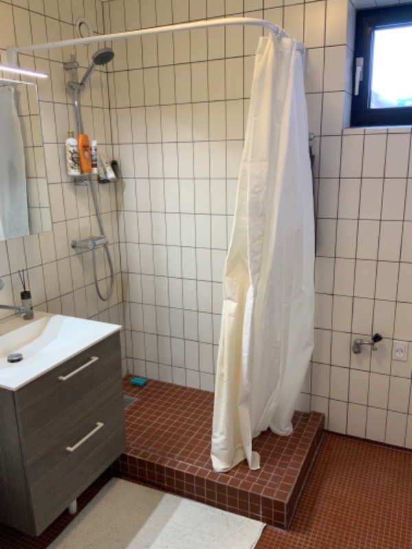 Opsætning af hængetoilet, blandingsbatteri og indbygget bruser - i hulmur af spån