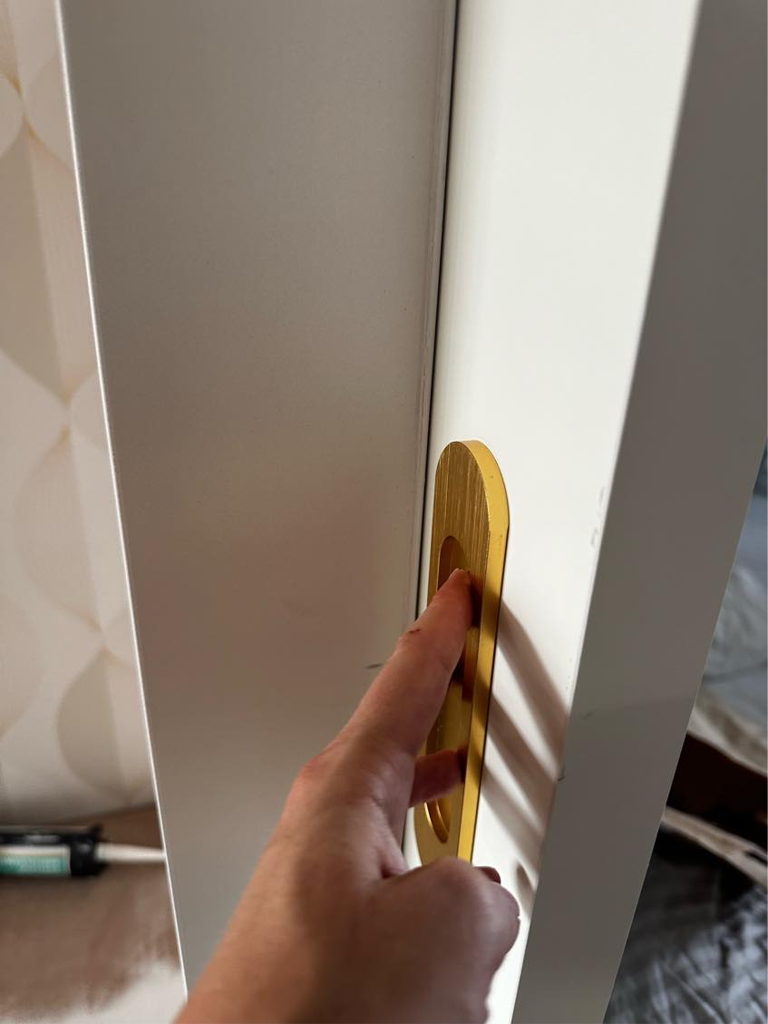 Skær hul i væg så der er plads til håndtag