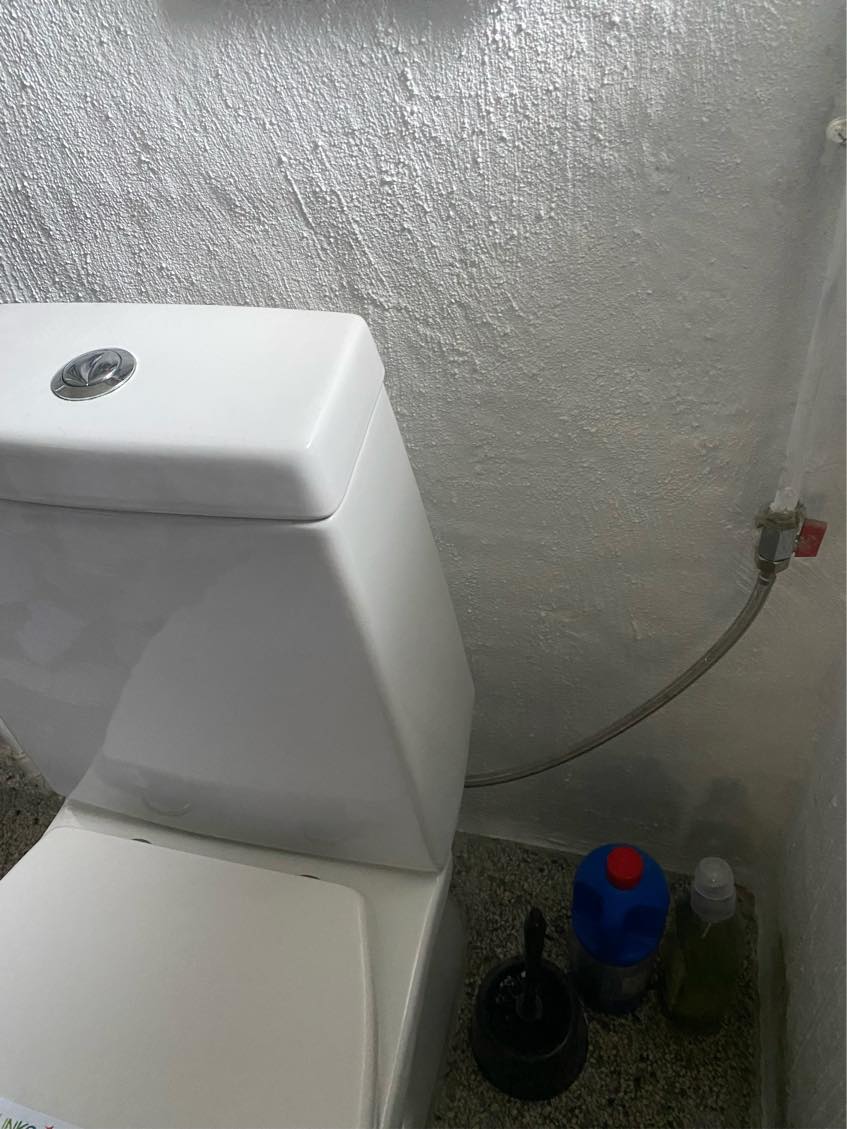 VVS- installation af nyt gulvtoilet og bortskaffelse af det gamle