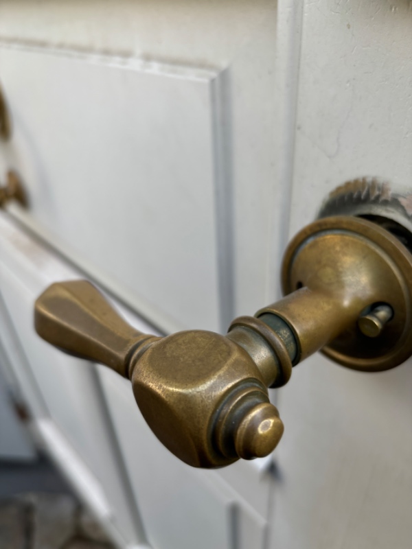 Reparation af messinghåndtag i yderdør.