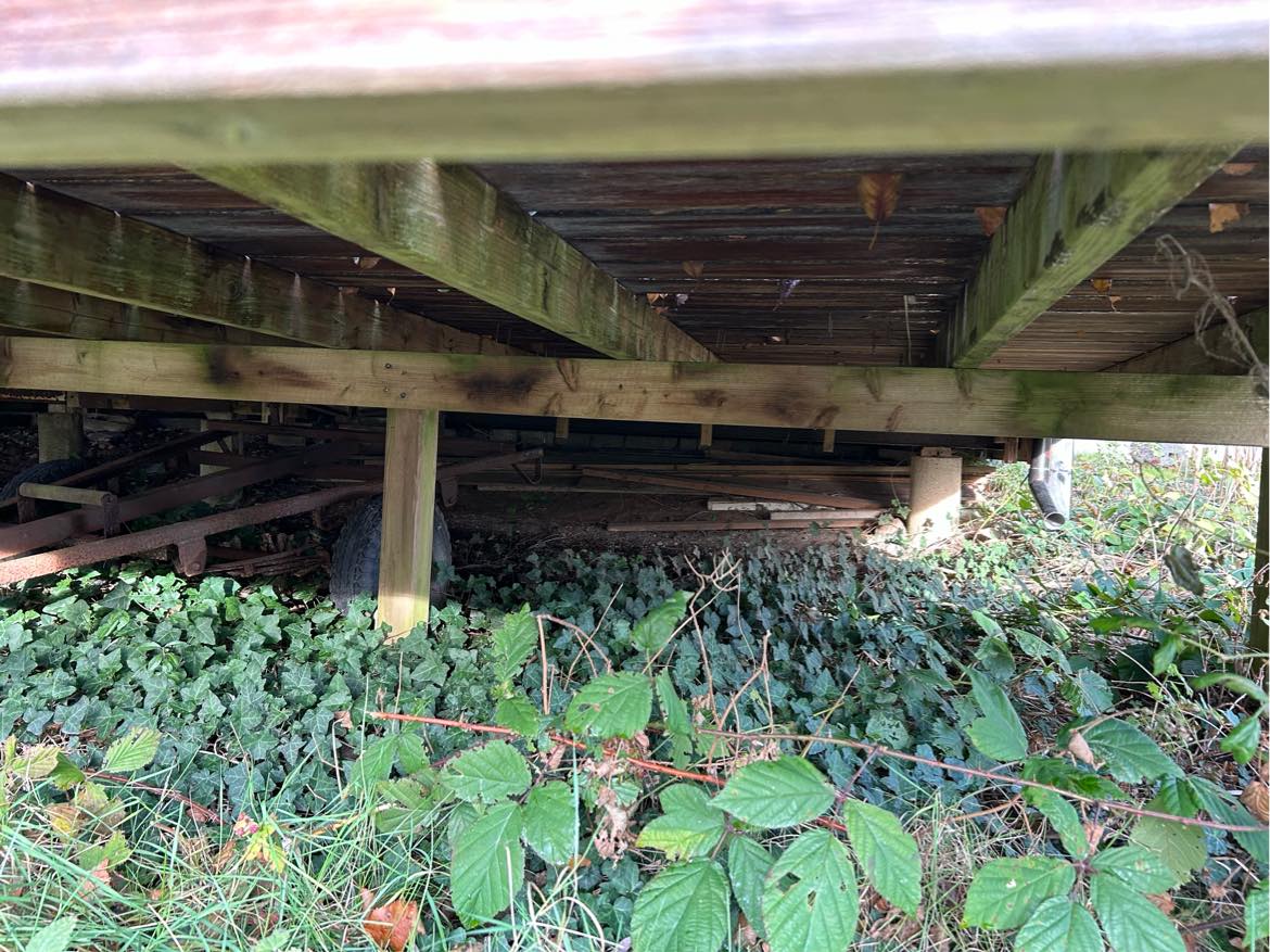 Fjernelse af byggematerialer - lange træbrædder under terrasse (løst)