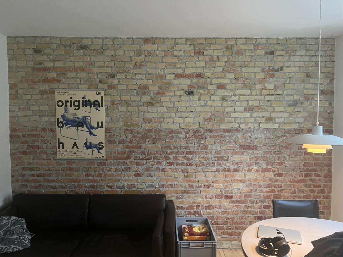 Pudsning og opsætning af filt af rå murstensvæg.