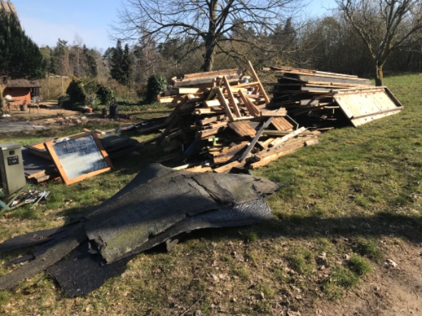Afhentning af byggeaffald fra trægarage