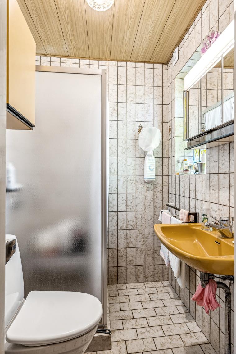 Opsætning af fliser på badeværelse