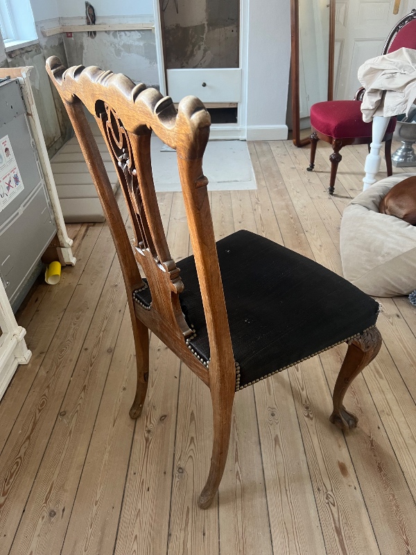 Spisestuestole males og ombetrækkes