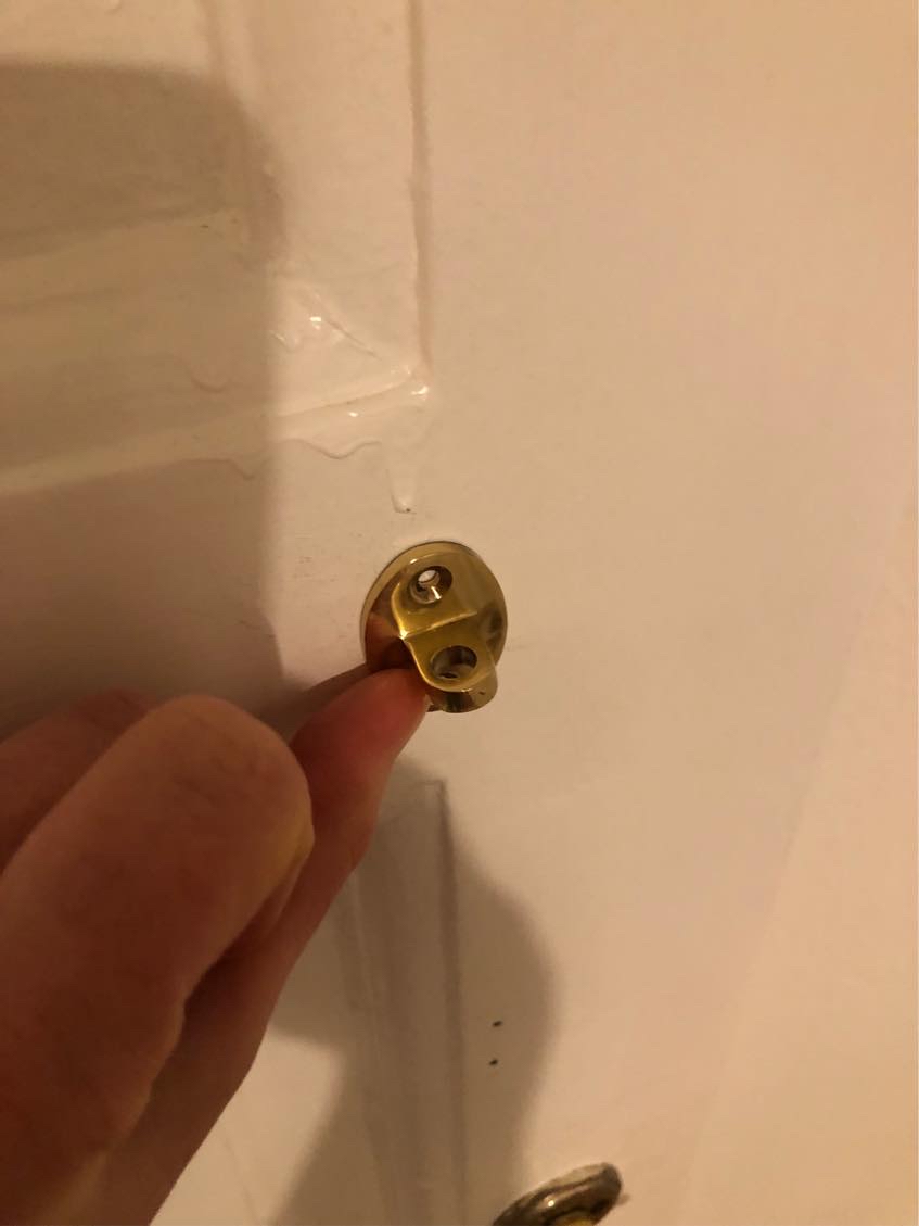 Boret en hylde op samt skruet en haspelås op i dørkarm