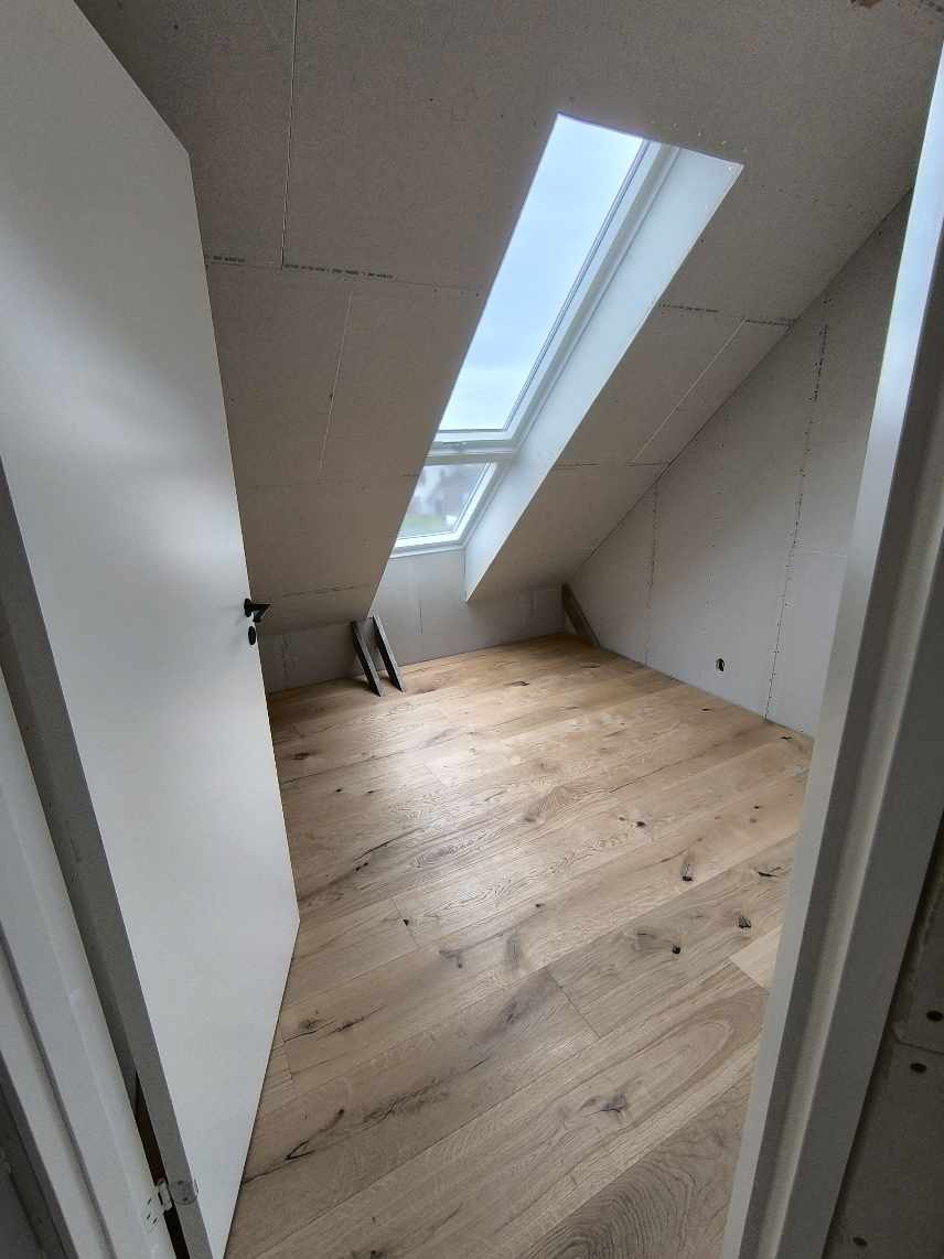 Opsætning af lister (ved gulv og døre)