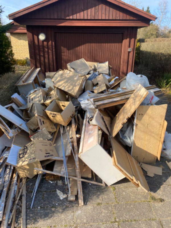 Fjernelse af affald efter renovering af hus.