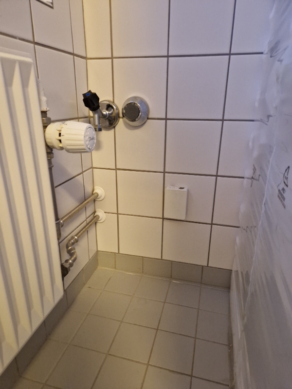 Montering af vaskemaskine og tørretumbler. Afløbsrør skal monteres på afløbet i væggen