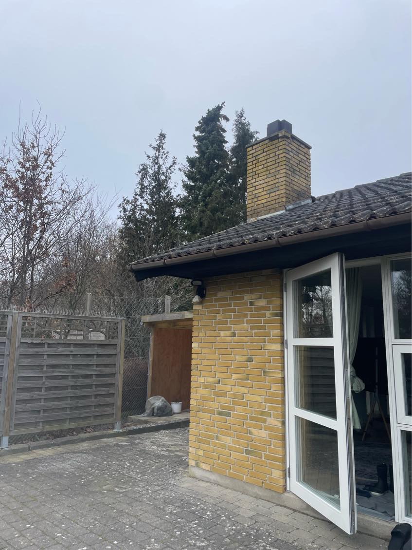 Fikse mursten på skorsten
