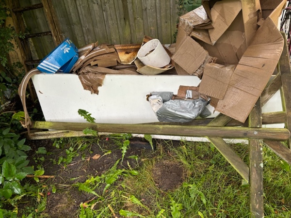 Fjernelse af byggematerialer i baghave