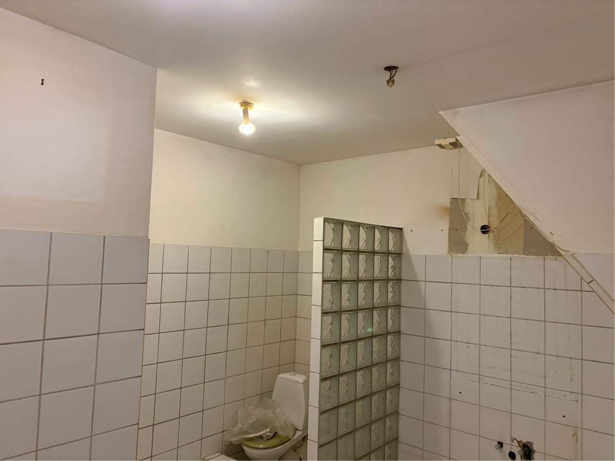 Opsætning af filt og efterfølgende maling på badeværelse