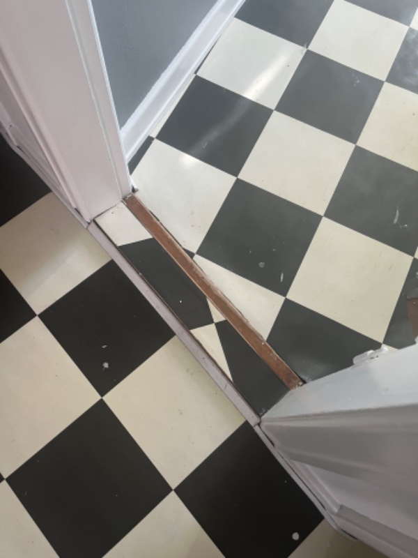 Skiftet linoleum i gang og køkken plus på dørtrin i lejlighed