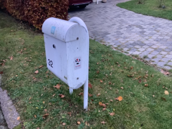 Udskiftet postkasse på eksisterende stativ