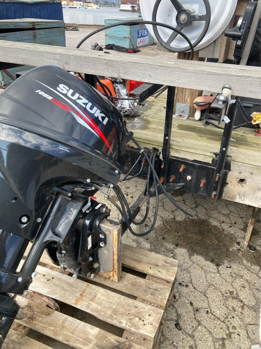 Flytte 80 kg påhængsmotor og fire kasser af træ. Gå afstand: 500 meter.